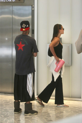 11.08 | Justin e Hailey Bieber foram vistos chegando juntos para uma sessão de Pilates em Los Angeles