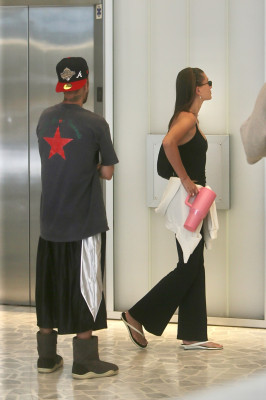 11.08 | Justin e Hailey Bieber foram vistos chegando juntos para uma sessão de Pilates em Los Angeles