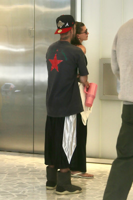 11.08 | Justin e Hailey Bieber foram vistos chegando juntos para uma sessão de Pilates em Los Angeles