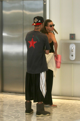 11.08 | Justin e Hailey Bieber foram vistos chegando juntos para uma sessão de Pilates em Los Angeles