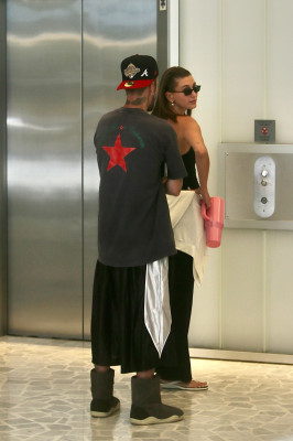 11.08 | Justin e Hailey Bieber foram vistos chegando juntos para uma sessão de Pilates em Los Angeles