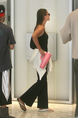 11.08 | Justin e Hailey Bieber foram vistos chegando juntos para uma sessão de Pilates em Los Angeles