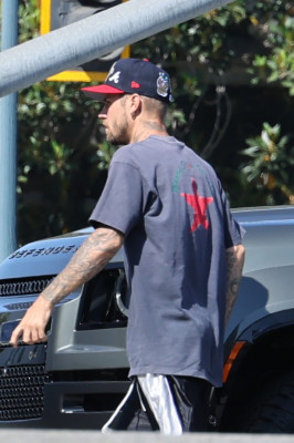 11.08 | Justin e Hailey Bieber deixando uma aula de pilates em Los Angeles.