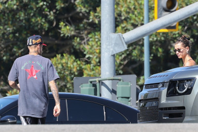 11.08 | Justin e Hailey Bieber deixando uma aula de pilates em Los Angeles.