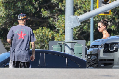 11.08 | Justin e Hailey Bieber deixando uma aula de pilates em Los Angeles.
