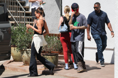 11.08 | Justin e Hailey Bieber deixando uma aula de pilates em Los Angeles.