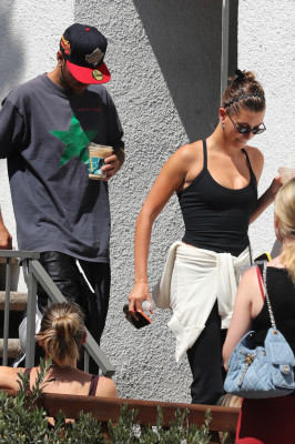11.08 | Justin e Hailey Bieber deixando uma aula de pilates em Los Angeles.