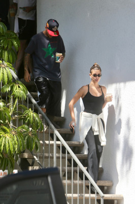 11.08 | Justin e Hailey Bieber deixando uma aula de pilates em Los Angeles.