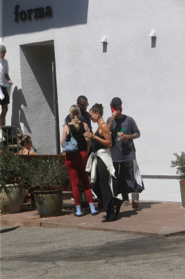 11.08 | Justin e Hailey Bieber deixando uma aula de pilates em Los Angeles.