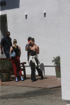 11.08 | Justin e Hailey Bieber deixando uma aula de pilates em Los Angeles.