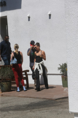 11.08 | Justin e Hailey Bieber deixando uma aula de pilates em Los Angeles.
