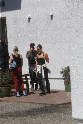 11.08 | Justin e Hailey Bieber deixando uma aula de pilates em Los Angeles.
