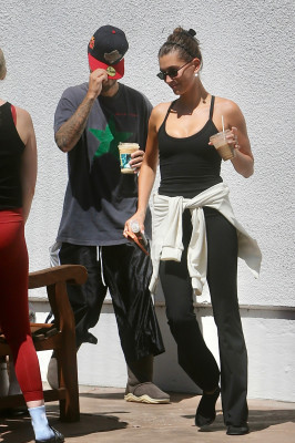 11.08 | Justin e Hailey Bieber deixando uma aula de pilates em Los Angeles.