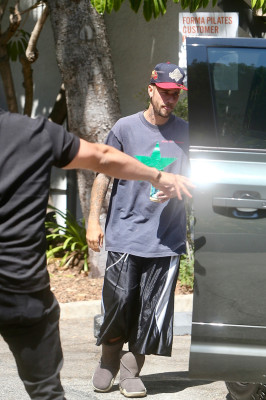 11.08 | Justin e Hailey Bieber deixando uma aula de pilates em Los Angeles.