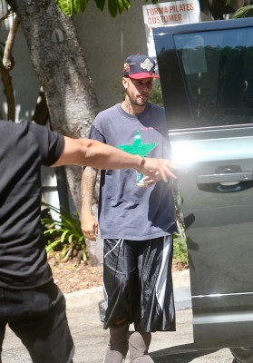 11.08 | Justin e Hailey Bieber deixando uma aula de pilates em Los Angeles.
