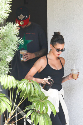 11.08 | Justin e Hailey Bieber deixando uma aula de pilates em Los Angeles.