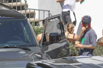 11.08 | Justin e Hailey Bieber deixando uma aula de pilates em Los Angeles.