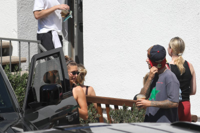 11.08 | Justin e Hailey Bieber deixando uma aula de pilates em Los Angeles.