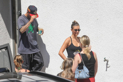 11.08 | Justin e Hailey Bieber deixando uma aula de pilates em Los Angeles.