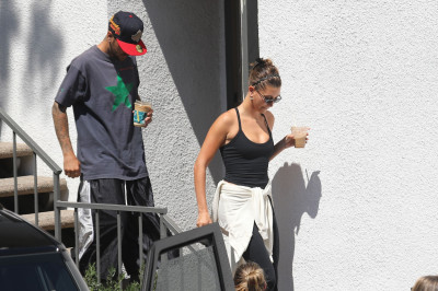 11.08 | Justin e Hailey Bieber deixando uma aula de pilates em Los Angeles.