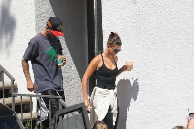 11.08 | Justin e Hailey Bieber deixando uma aula de pilates em Los Angeles.