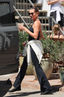 11.08 | Justin e Hailey Bieber deixando uma aula de pilates em Los Angeles.