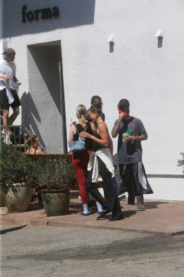 11.08 | Justin e Hailey Bieber deixando uma aula de pilates em Los Angeles.