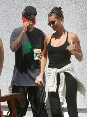 11.08 | Justin e Hailey Bieber deixando uma aula de pilates em Los Angeles.