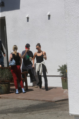 11.08 | Justin e Hailey Bieber deixando uma aula de pilates em Los Angeles.