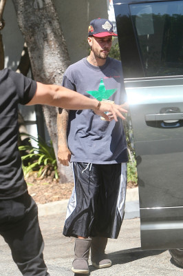 11.08 | Justin e Hailey Bieber deixando uma aula de pilates em Los Angeles.