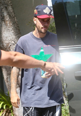 11.08 | Justin e Hailey Bieber deixando uma aula de pilates em Los Angeles.