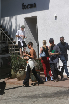 11.08 | Justin e Hailey Bieber deixando uma aula de pilates em Los Angeles.
