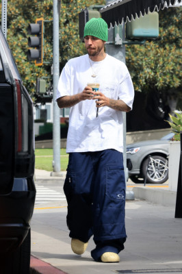 17.08 | Saindo de uma cafeteria em Beverly Hills, CA.