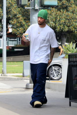 17.08 | Saindo de uma cafeteria em Beverly Hills, CA.