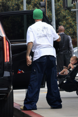 17.08 | Saindo de uma cafeteria em Beverly Hills, CA.
