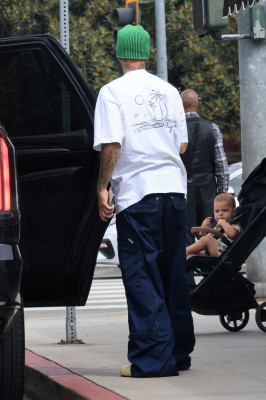 17.08 | Saindo de uma cafeteria em Beverly Hills, CA.