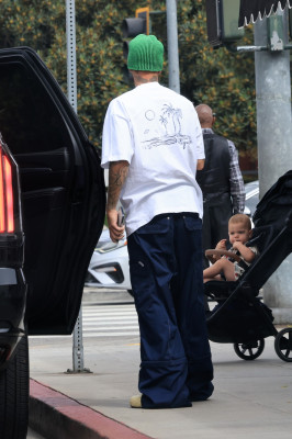 17.08 | Saindo de uma cafeteria em Beverly Hills, CA.