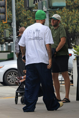 17.08 | Saindo de uma cafeteria em Beverly Hills, CA.