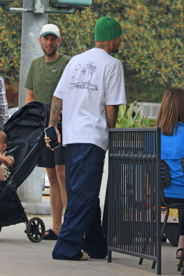 17.08 | Saindo de uma cafeteria em Beverly Hills, CA.