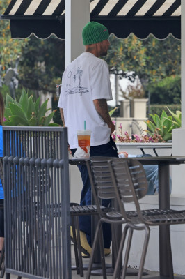 17.08 | Saindo de uma cafeteria em Beverly Hills, CA.