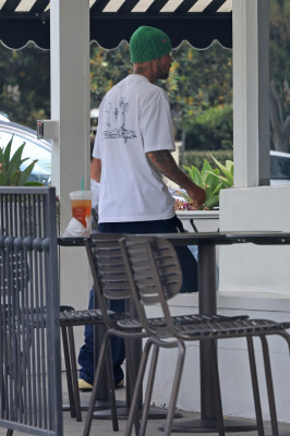 17.08 | Saindo de uma cafeteria em Beverly Hills, CA.