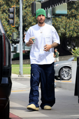 17.08 | Saindo de uma cafeteria em Beverly Hills, CA.