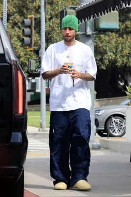 17.08 | Saindo de uma cafeteria em Beverly Hills, CA.