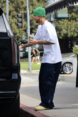 17.08 | Saindo de uma cafeteria em Beverly Hills, CA.