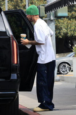 17.08 | Saindo de uma cafeteria em Beverly Hills, CA.
