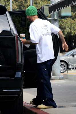 17.08 | Saindo de uma cafeteria em Beverly Hills, CA.