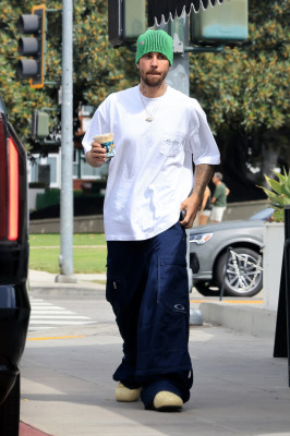 17.08 | Saindo de uma cafeteria em Beverly Hills, CA.