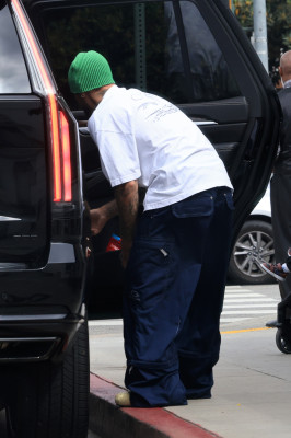 17.08 | Saindo de uma cafeteria em Beverly Hills, CA.
