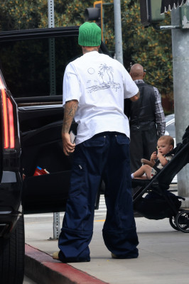17.08 | Saindo de uma cafeteria em Beverly Hills, CA.