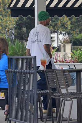17.08 | Saindo de uma cafeteria em Beverly Hills, CA.